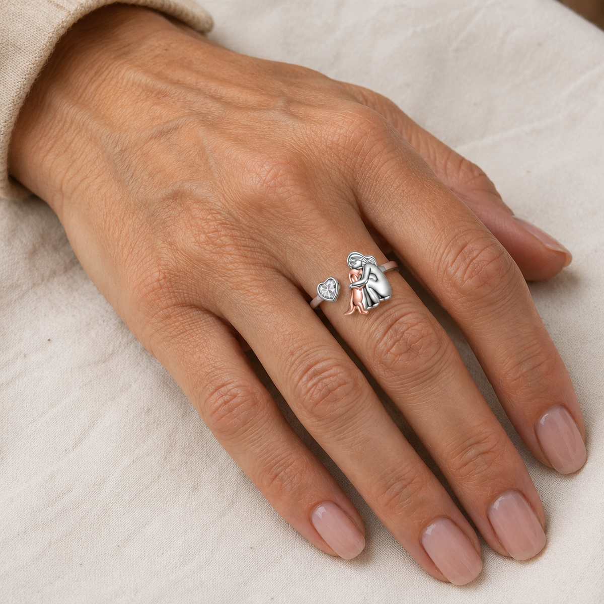 L'Abbraccio Eterno — Anello Regolabile con Incisione
