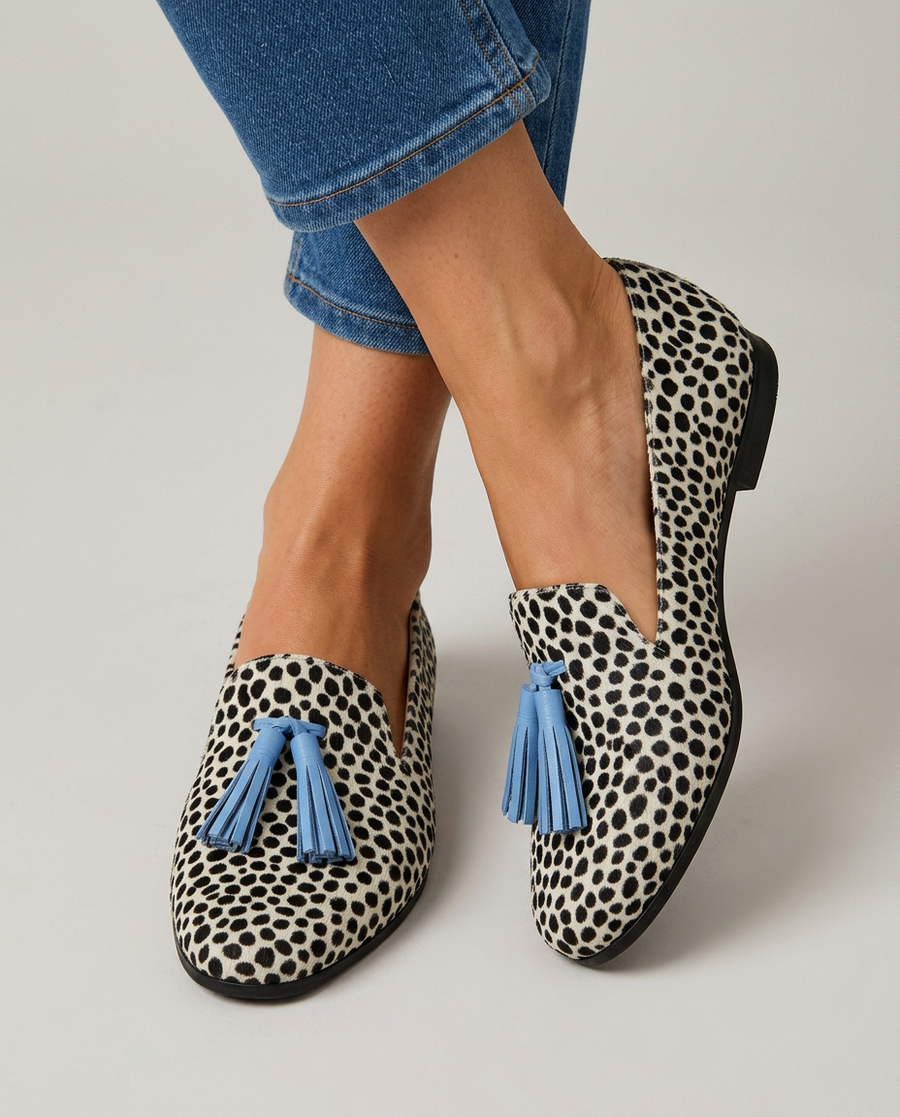 Mocassini Nadia — Leopardo Bianco e Nero con Nappine Azzurre